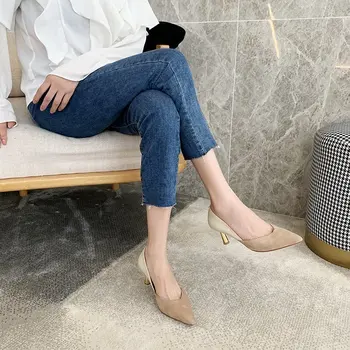 2021 г., Дамски кожени обувки в стил ретро с високи токчета, велур Пикантни бежово модни дамски обувки с остри пръсти, женски обувки на среден ток с ток