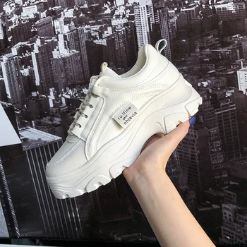 Бели обувки, Дамски Обувки на платформа, Модни Женски маратонки за бягане, Есенна Вулканизированная обувки 2021 г., дамски обувки, Които нарастване на 6 см