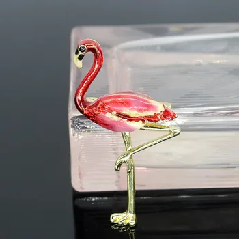 Корейската версия на новия цветен Дамски дрехи брошка на булавке двигателят е с мазителна висококачествена имитация на перли Златар брошка стерео Фламинго