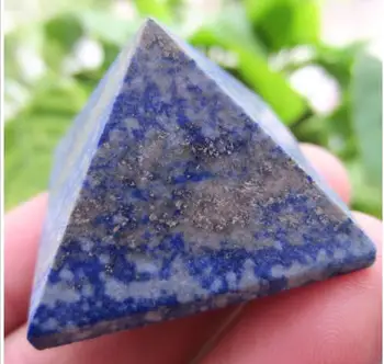 Обработка на пирамидите от естествен лазурит и кварц във вид на кристали, лазурит